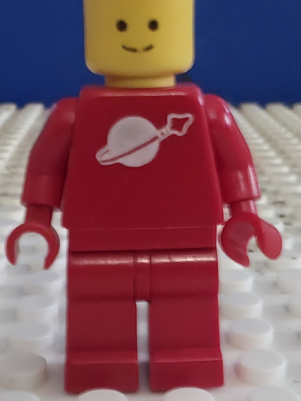 Lego Classic Space Minifig Red sp005 Vintage no helmet and gold has rubbed off